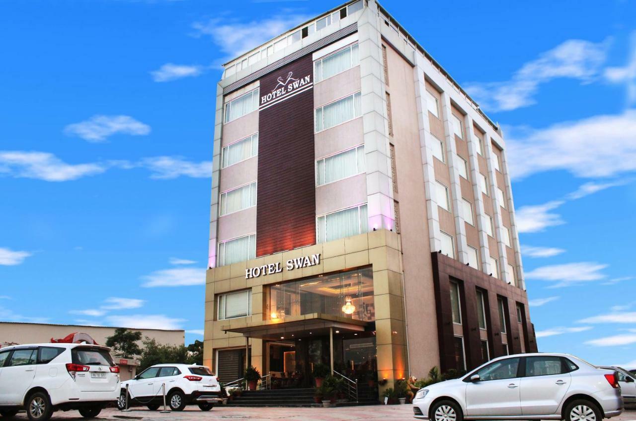 Hotel Swan Zirakpur Bagian luar foto